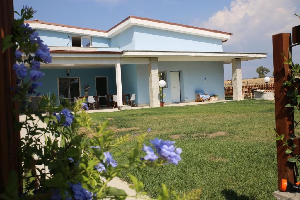 La casa vista dal giardino fiorito