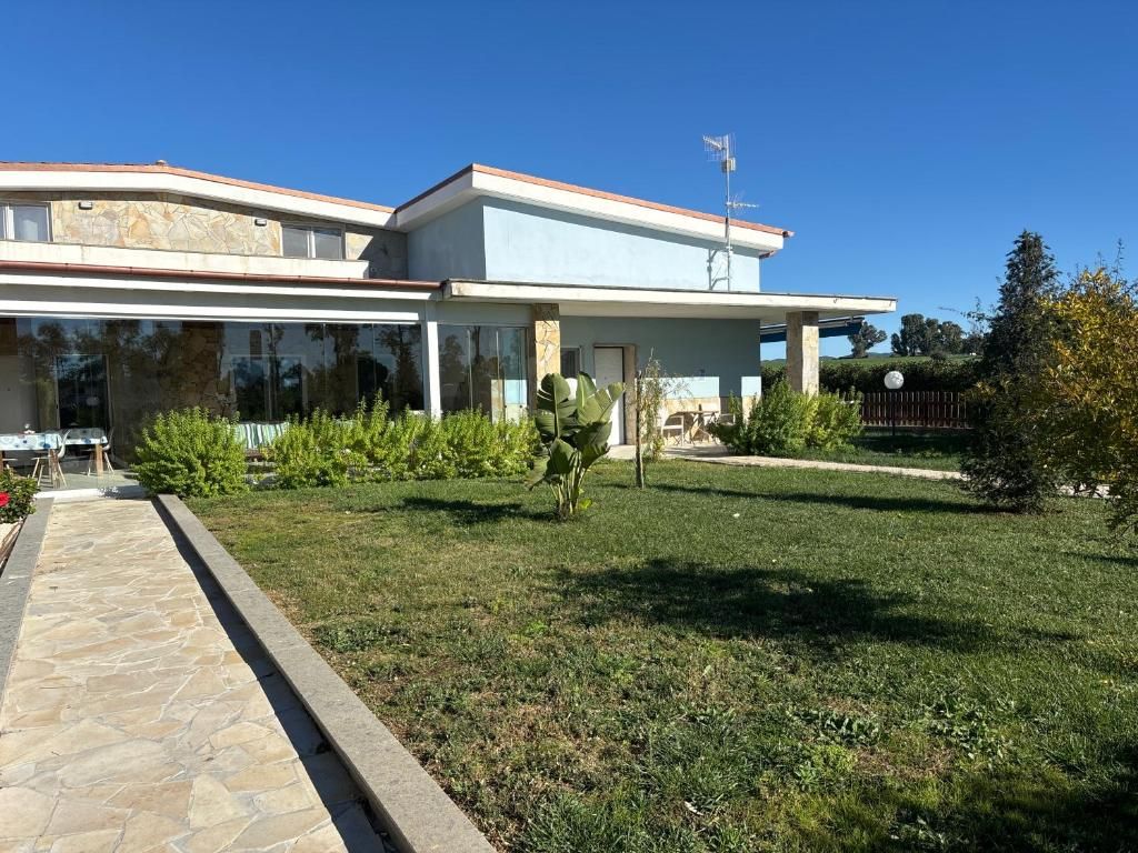 Il giardino e il portico della guest house