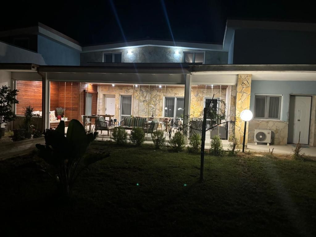 La casa illuminata di sera
